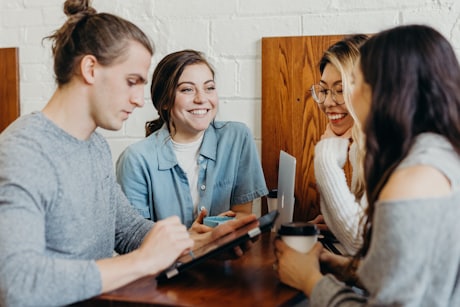 Des amis discutent autour d'une table